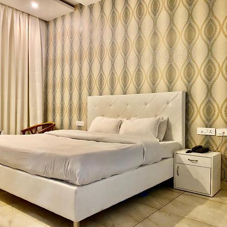 Hotel Hollywood Zirakpur Chandigarh - Family Hotel Экстерьер фото