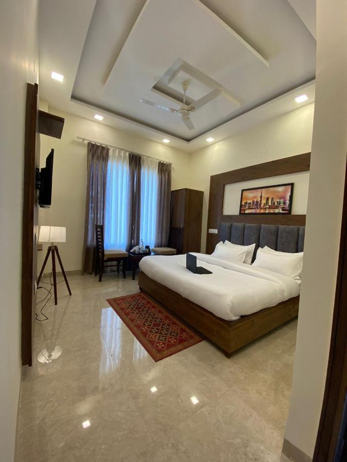 Hotel Hollywood Zirakpur Chandigarh - Family Hotel Экстерьер фото