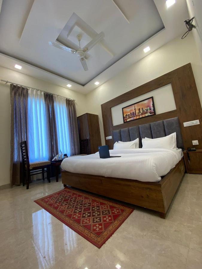 Hotel Hollywood Zirakpur Chandigarh - Family Hotel Экстерьер фото